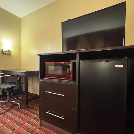 Super 8 by Wyndham Paris IL Motel Bagian luar foto