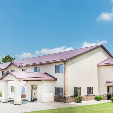 Super 8 by Wyndham Paris IL Motel Bagian luar foto