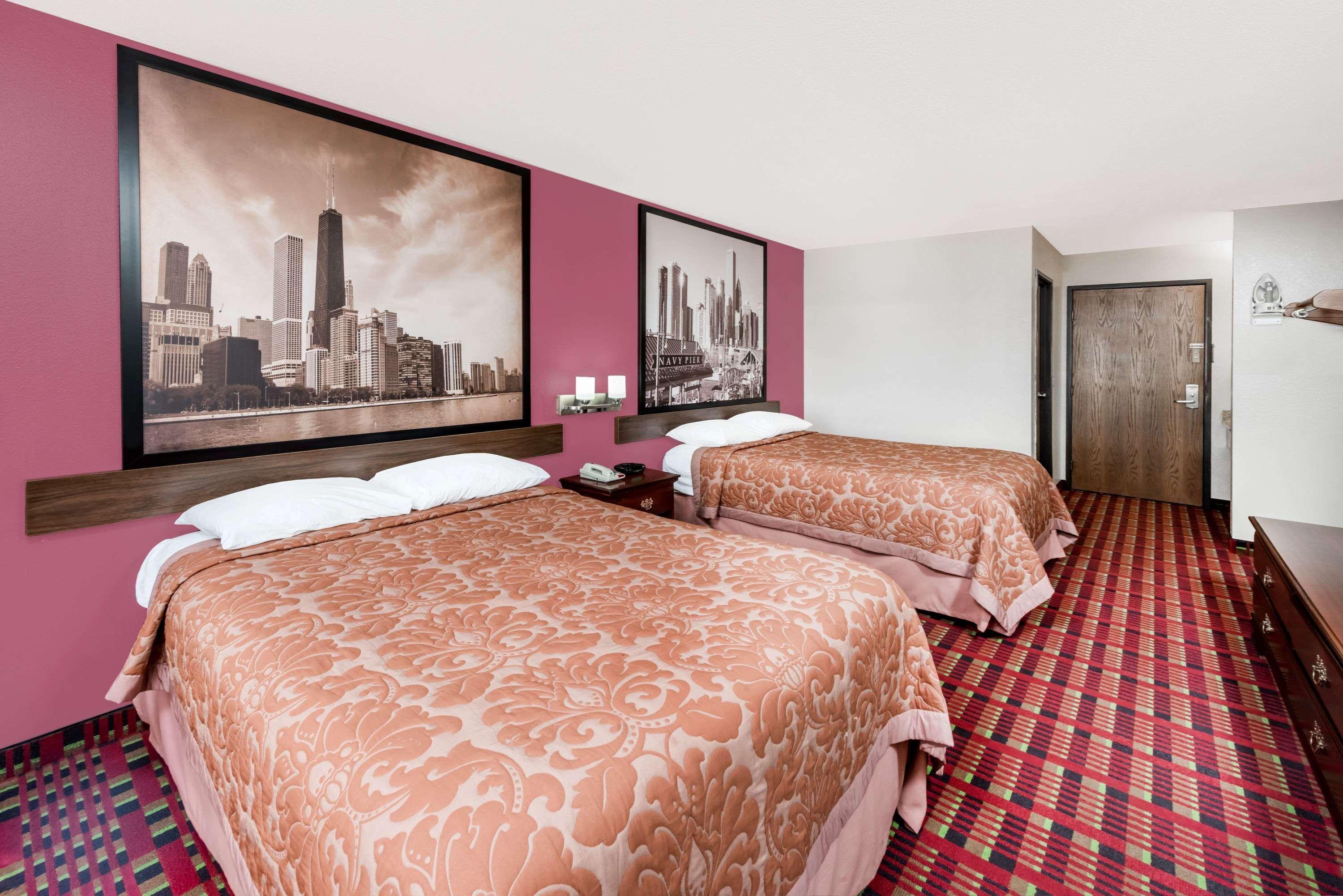 Super 8 by Wyndham Paris IL Motel Bagian luar foto