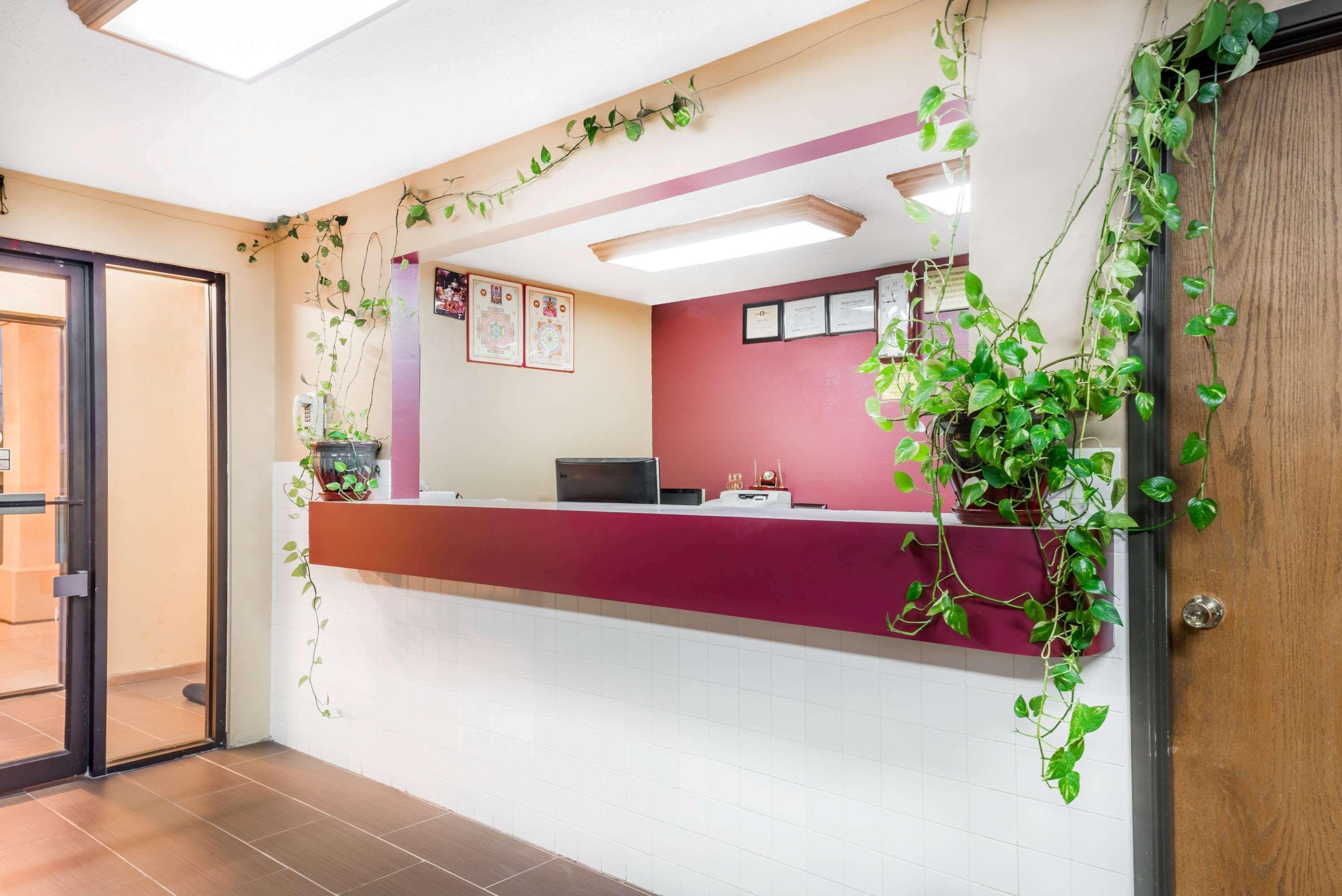 Super 8 by Wyndham Paris IL Motel Bagian luar foto