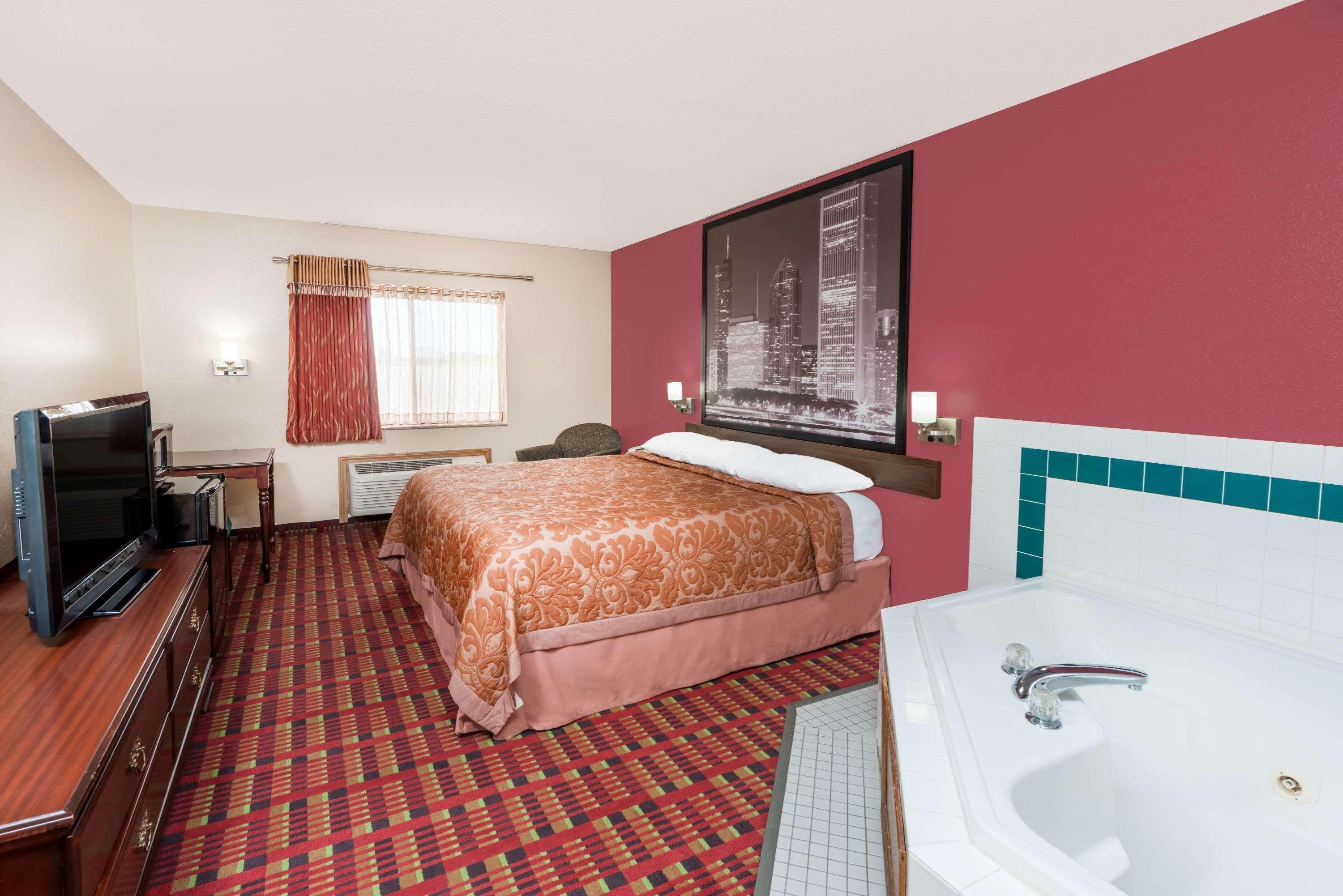 Super 8 by Wyndham Paris IL Motel Bagian luar foto