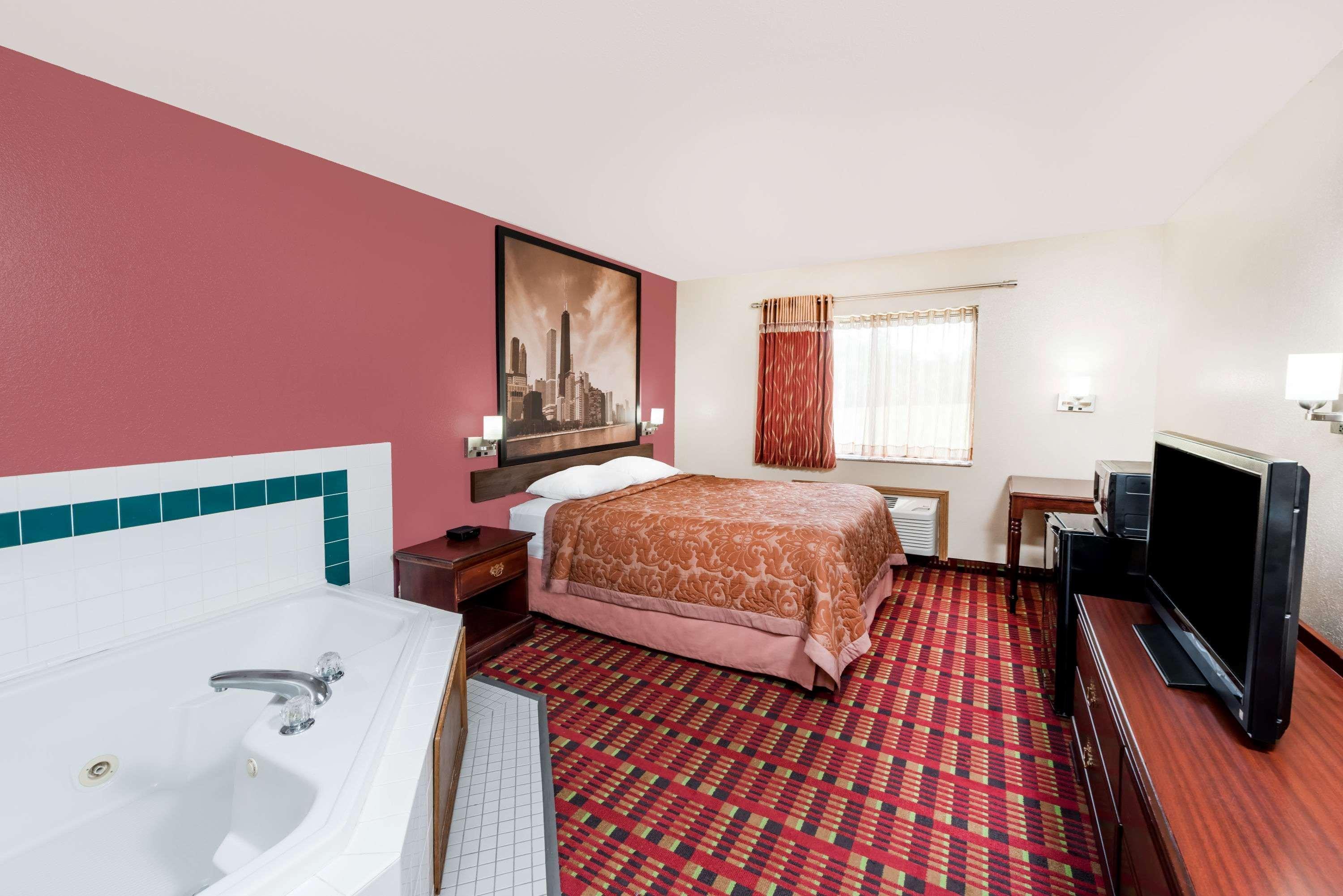 Super 8 by Wyndham Paris IL Motel Bagian luar foto