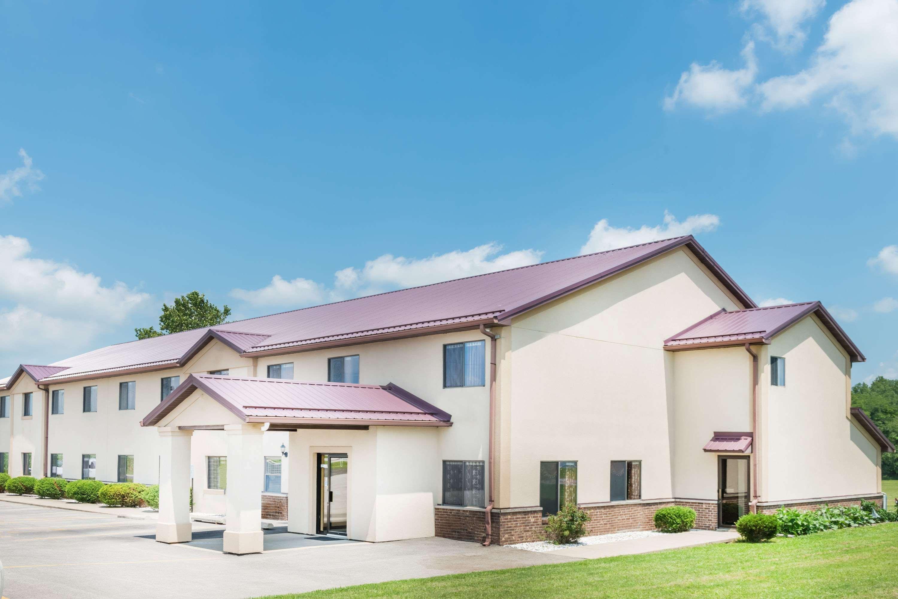 Super 8 by Wyndham Paris IL Motel Bagian luar foto