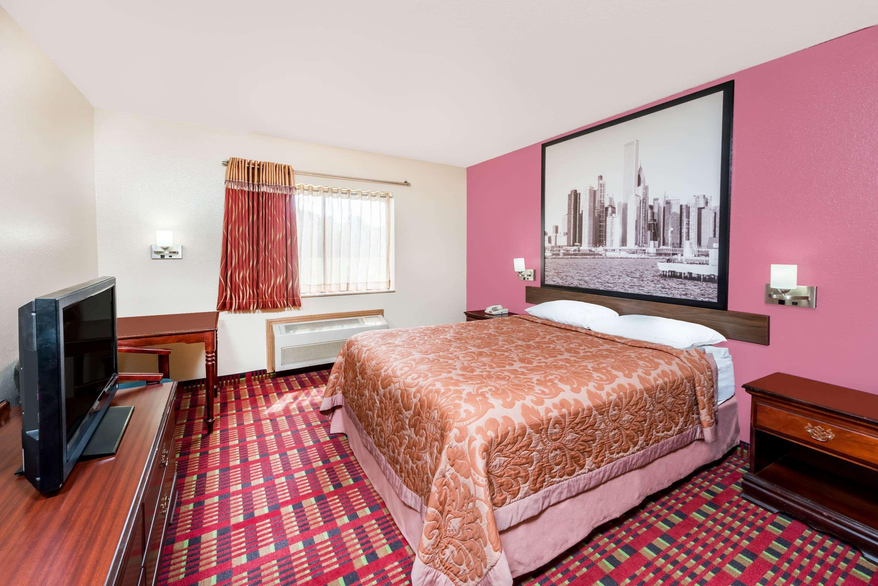 Super 8 by Wyndham Paris IL Motel Bagian luar foto