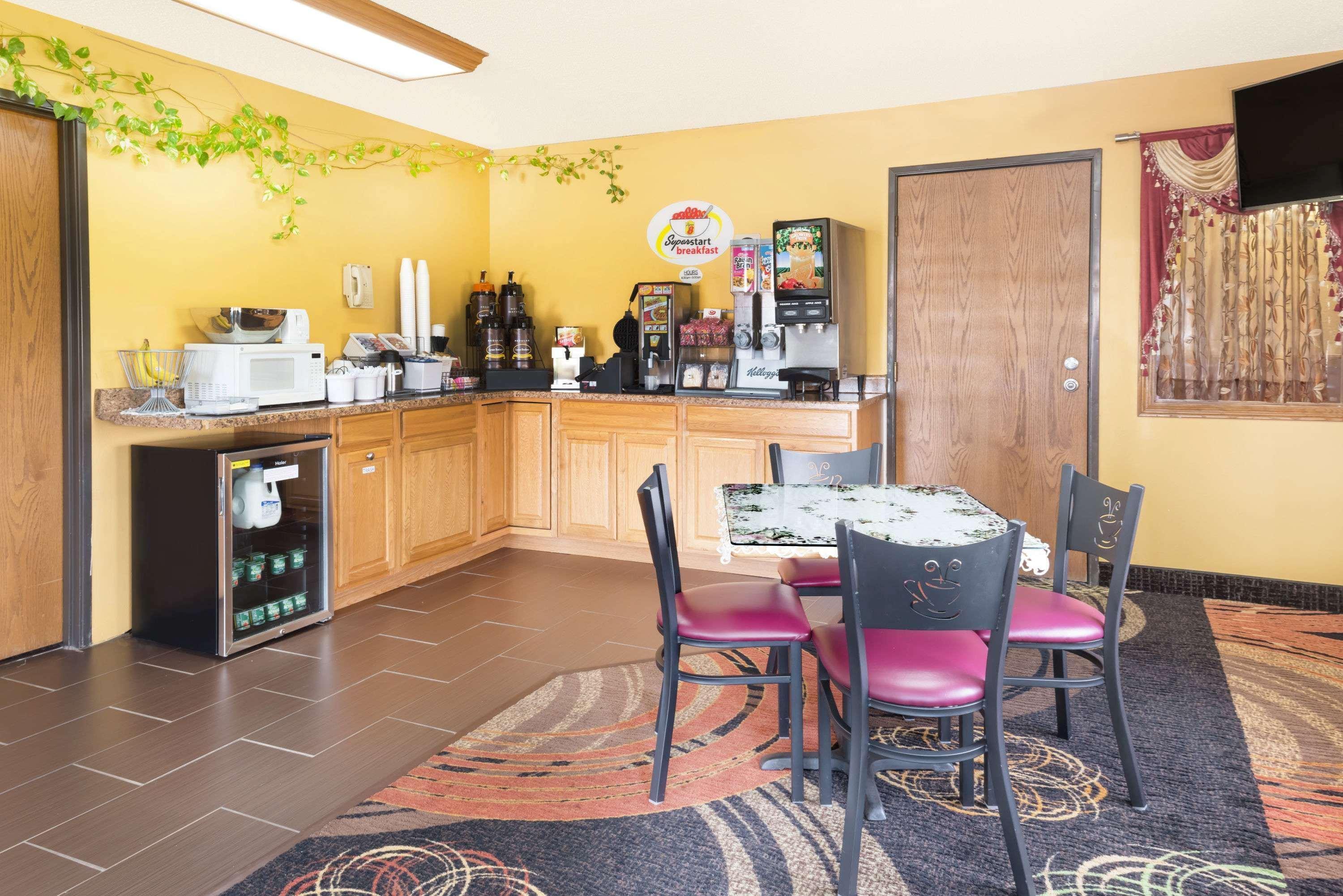 Super 8 by Wyndham Paris IL Motel Bagian luar foto