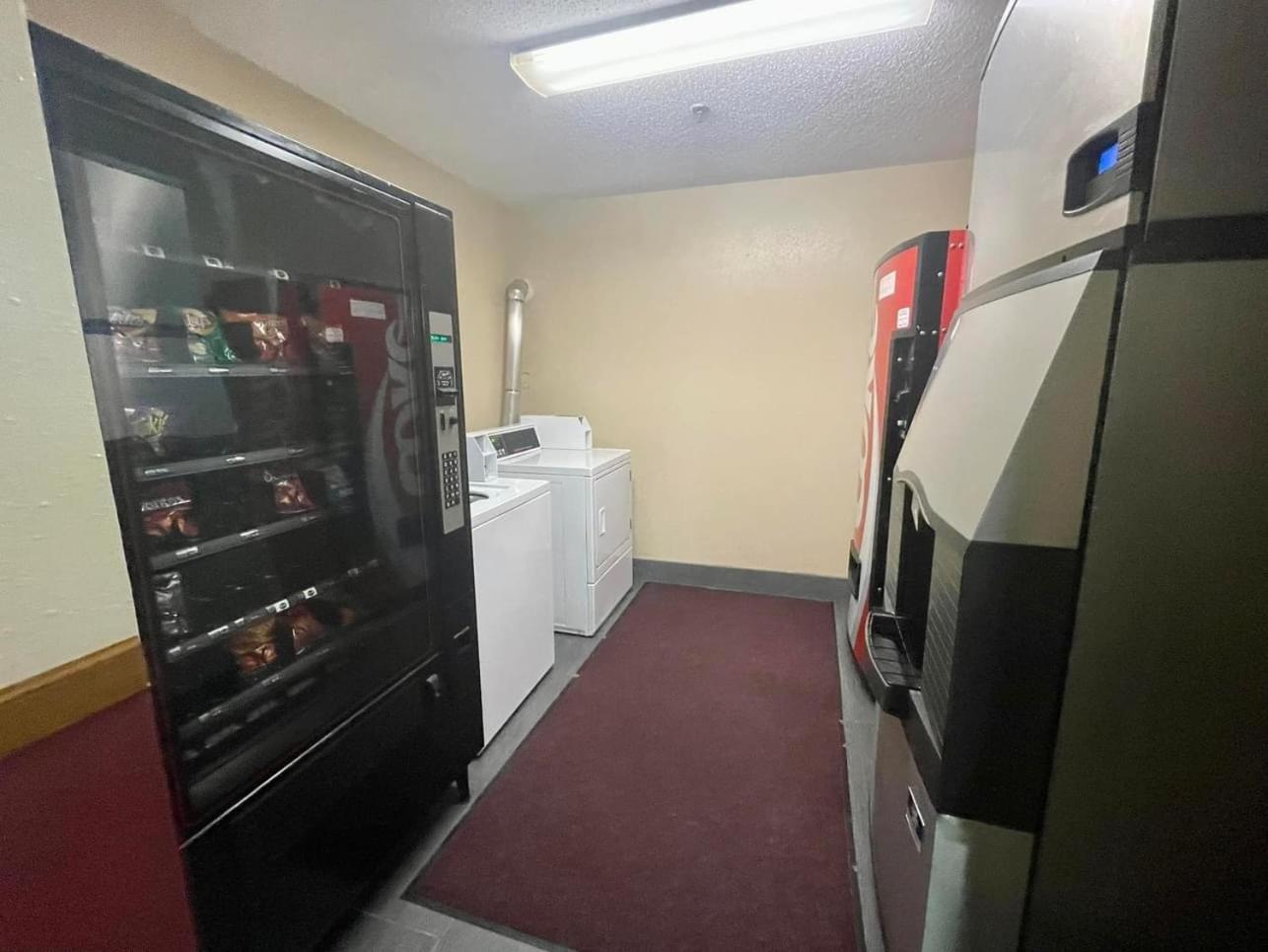 Super 8 by Wyndham Paris IL Motel Bagian luar foto