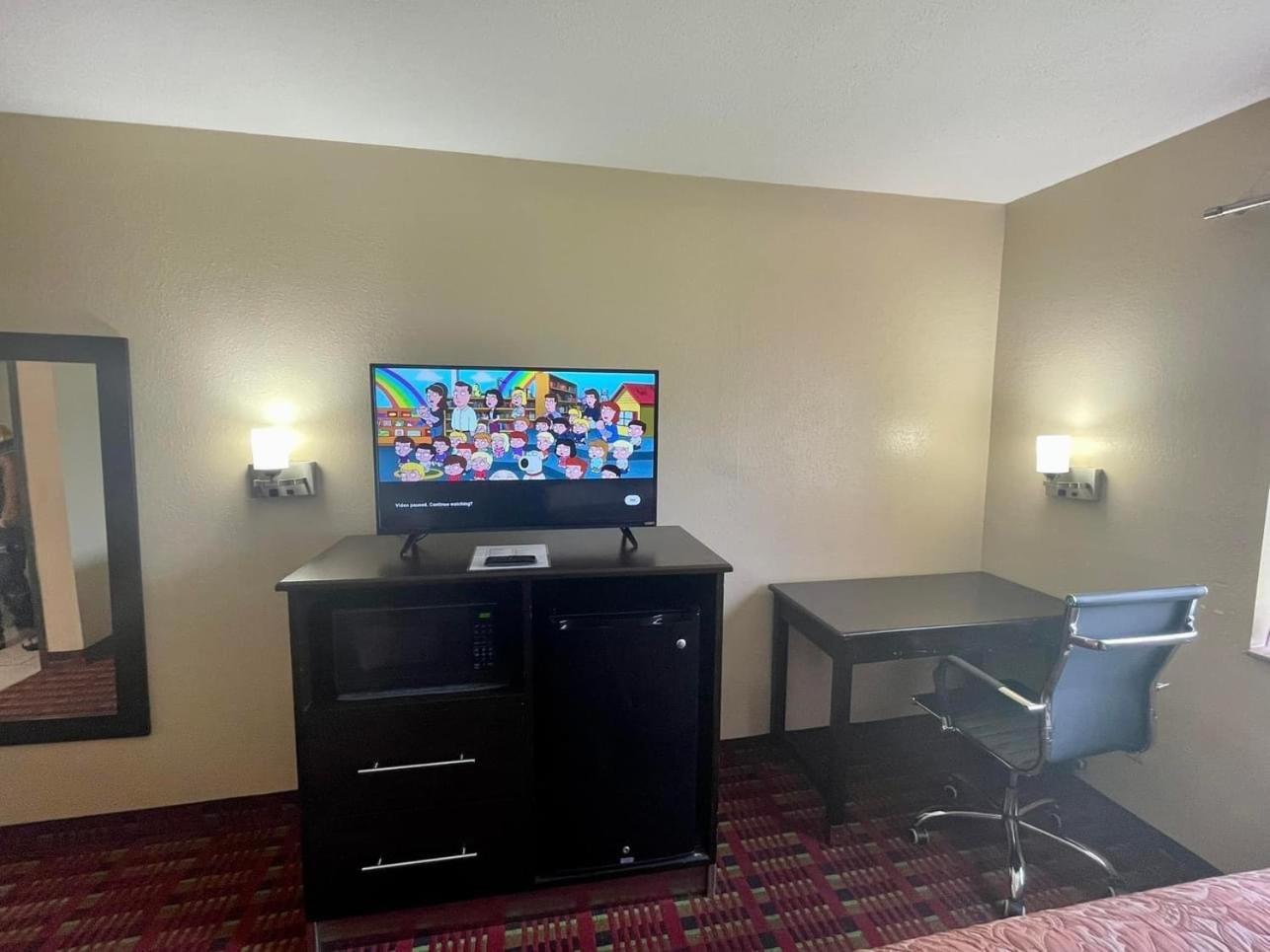 Super 8 by Wyndham Paris IL Motel Bagian luar foto