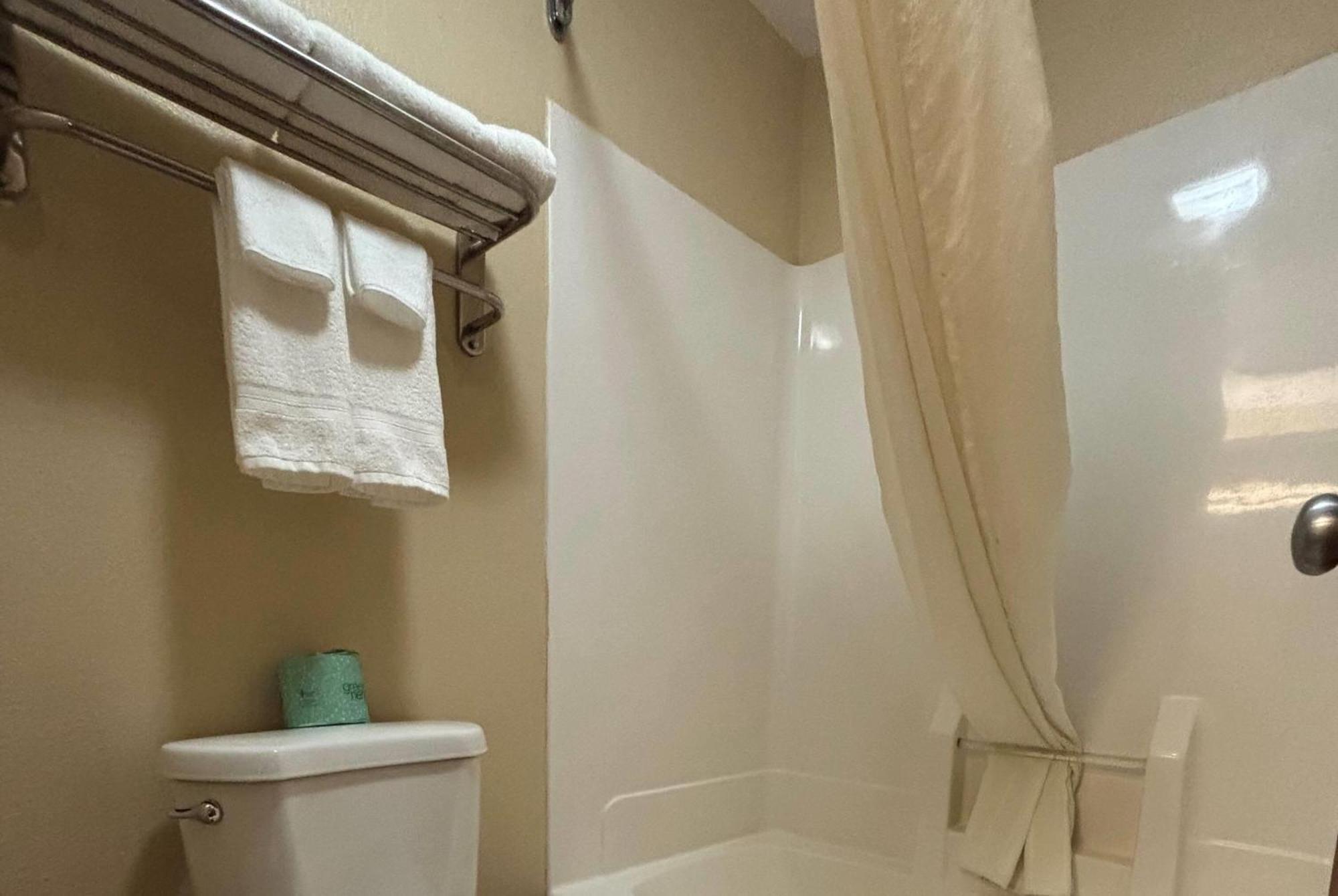 Super 8 by Wyndham Paris IL Motel Bagian luar foto