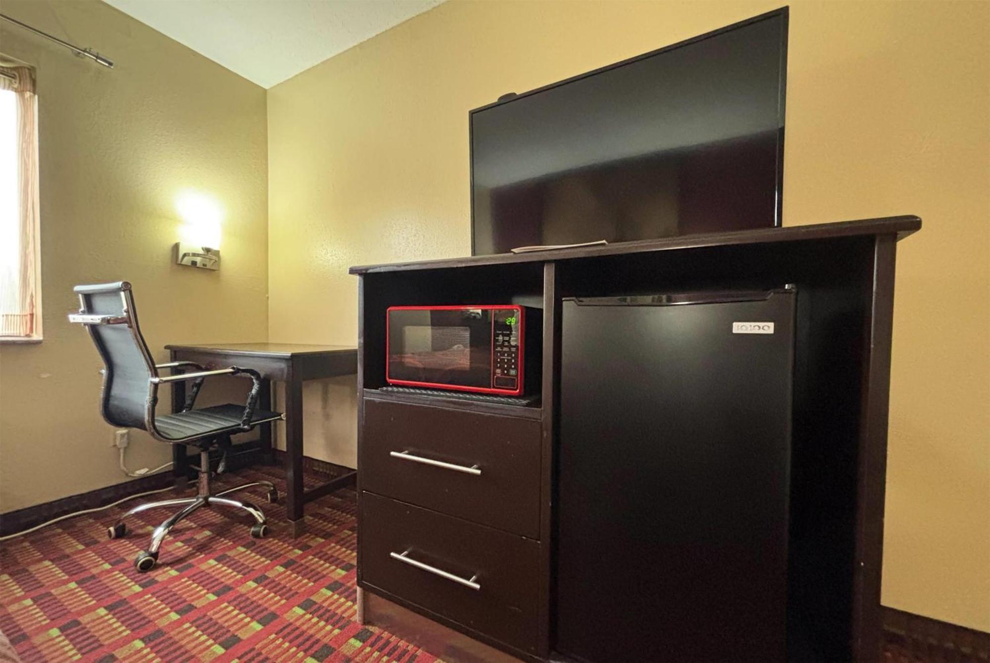 Super 8 by Wyndham Paris IL Motel Bagian luar foto