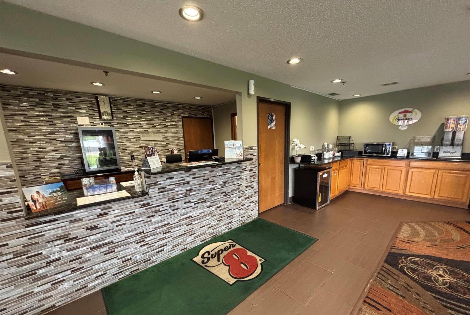 Super 8 by Wyndham Paris IL Motel Bagian luar foto
