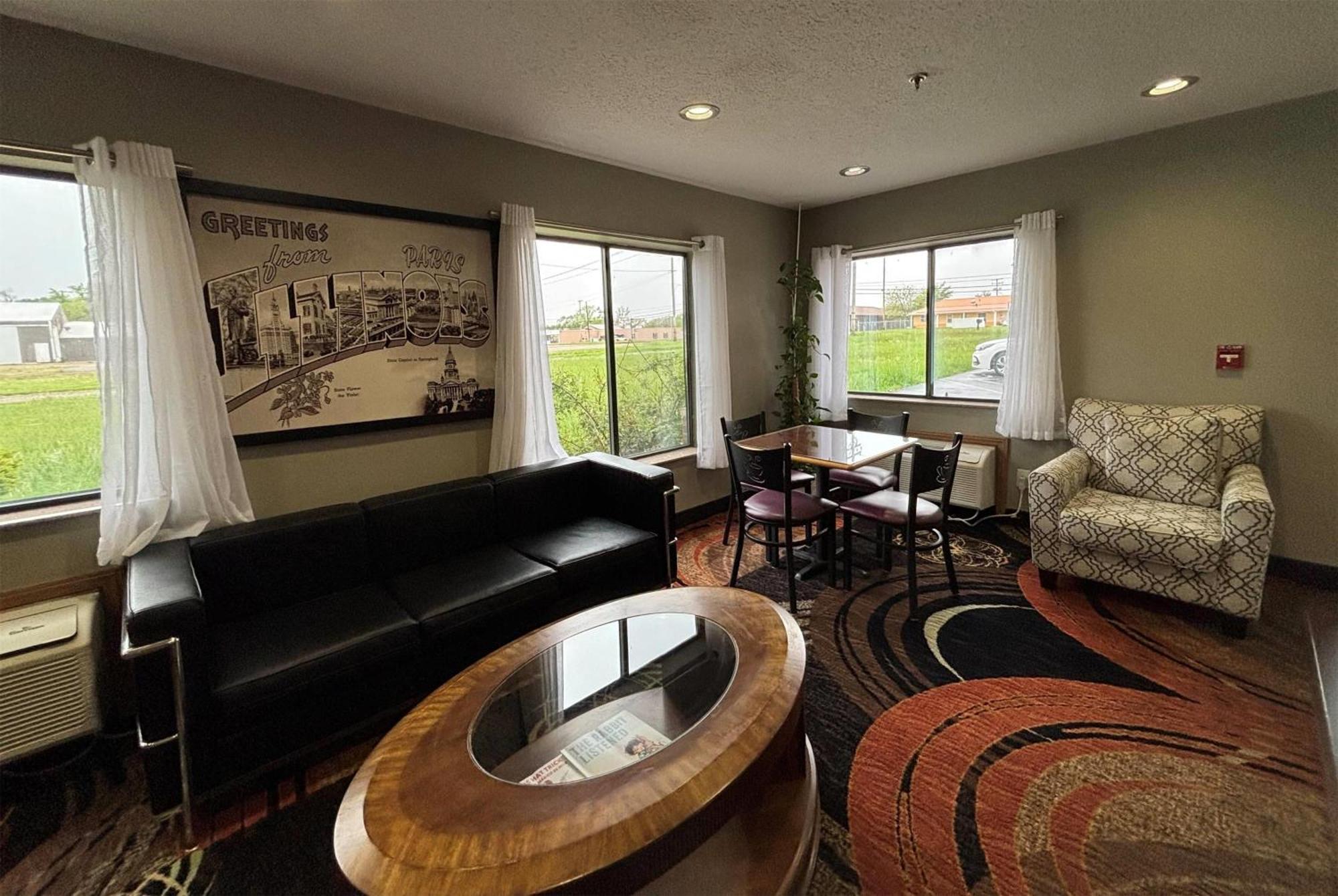 Super 8 by Wyndham Paris IL Motel Bagian luar foto